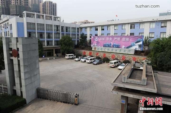 長沙市坪塘勞動教養管理所采購我公司定制生產的11KW二用一備自來水加壓泵站一套，本設備供水范圍為5公里，供水人數為3600人，目前本自來水加壓泵站運行平穩，高效節能，受到了管理所的一致好評！